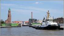 Das Oberfeuer Bremerhaven, Simon Loschen Turm genannt, und der Schlepper Bremerhaven rahmen die Schleuse in den neuen Hafen ein.