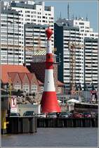 Das Unterfeuer Bremerhaven, auch Minarett genannt, vor dem Columbus Center.