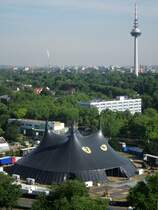 Der CATS  Zirkus  auf dem Mannheimer Europaplatz im Mai 2011 vom IBM Hochhaus aus gesehen.