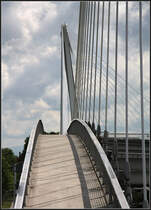 . Passerelle des deux Rives (Brcke der zwei Ufer) - Der Bogen fr die Fugnger. 11.06.2011 (Matthias)