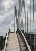 . Passerelle des deux Rives (Brcke der zwei Ufer) - Der Bogen fr die Fugnger. 11.06.2011 (Matthias)