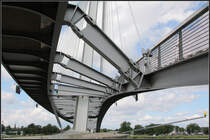 . Passerelle des deux Rives (Brcke der zwei Ufer) - Blick unter der Brcke hindurch, links der fr Radfahrer geeignete Teil, rechts der weit gespannte Bogen mit Treppenstufen. 11.06.2011 (Matthias) 