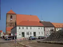Wusterhausen/Dosse, Markt, Nordseite mit Blick auf Stadtkirche St. Peter und Paul(07.04.2009)