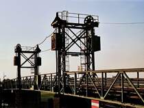 Hubbrcke ber die Einfahrt zum Rheinpreuen-Hafen in Duisburg-Homberg in der Abendsonne (19. August 1989)