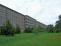 Prora auf Rgen, acht baugleiche Huserblocks auf 4,5km Lnge ergeben das lngste Gebude der Welt, 1936-39 als Ferienheim erbaut, nach dem II.Weltkrieg Militrobjekt (Kasernen), steht unter Denkmalschutz, zur Zeit grtenteils ungenutzt, Juli 2006