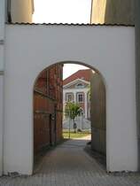 Einen schnen Durchblick hat man am Durchgang von der August-Bebel-Strae zur Lindenallee/Goethestrae. Hier sieht man ein Teil des alten Rathauses. Frher war dort auch mal das Finanzamt drin und zu DDR-Zeiten war es die Komandantur der Sowjetarmee, Grevesmhlen 07.05.2011