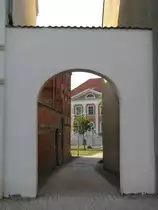 Einen schnen Durchblick hat man am Durchgang von der August-Bebel-Strae zur Lindenallee/Goethestrae. Hier sieht man ein Teil des alten Rathauses. Frher war dort auch mal das Finanzamt drin und zu DDR-Zeiten war es die Komandantur der Sowjetarmee, Grevesmhlen 07.05.2011