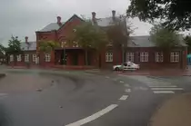 Ansicht des Empfangsgeb�udes des Bahnhofs Ribe, der �ltesten Stadt D�nemarks, bei schlechtem Wetteraufgenommen am 18.6.2011