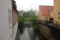 Zwischen den Husern fliet die Ribe durch die gleichnamige Stadt hindurch. Ribe liegt in der Region Seeland  und gehrt heute zur Gemeinde Esbjerg im Sden Dnemarks. 18.6.2011