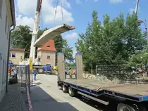 Laucha an der Unstrut - Die Teilst�cke der Unstrutbr�cke am Wehr werden verladen - Foto vom 10.06.2011