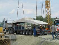 Laucha an der Unstrut - Die Teilstcke der Unstrutbrcke am Wehr werden verladen - Foto vom 10.06.2011