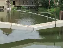 Laucha an der Unstrut - Die letzten beiden St�cke der Unstrutbr�cke am Wehr sind angeseilt - Foto vom 10.06.2011