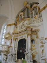 Altar der evangelischen Kreuzkirche in Posen. Zu beachten ist die Orgel, die sich ber dem Altar befindet. Es gibt aber noch eine weitere Orgel in der Kirche. (24.06.2011)