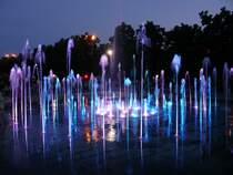 Dieser beeindruckende Brunnen befindet sich in Thorn. Zur D�mmerung wird Musik eingespielt und passend dazu ver�ndern sich H�he und Farben der Font�nen von klein bis gro� und von rot, gelb �ber gr�n bis blau und violett - ein magischer Anziehungspunkt. (25.06.2011)