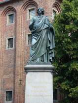 Nikolaus-Kopernikus-Denkmal vor dem Thorner Rathaus. Auf dem Sockel steht geschrieben:  Nicolaus Copernicus Thorunensis Terrae Motor Solis Caelique Stator . Sinngem��:  Nikolaus Kopernikus aus Thorn bewegte die Erde und lie� die Sonne still stehen ). (26.06.2011)