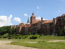 Speicher in Graudenz, die zugleich Verteidigungsanlagen waren. Zudem im Bild: St. Nikolai-Kirche (rechts) und Turmspitze der heutigen Stadtverwaltung (links). Weiter links und nicht im Bild ist die Weichsel. Aufnahme vom 27.06.2011