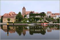 Blick vom Alten Wall ber die Elde zur Marienkirche in Plau am See. 15.06.2011