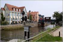 Die Hubbrcke ber die Elde in Plau am See kann fr den Schiffsverkehr angehoben werden. 15.06.2011