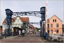 ber die Hubbrcke ber die Elde gelangt man in die Groe Burgstrae von Plau am See. 15.06.2011