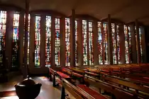 Illhaeusern im Elsa�, der Kircheninnenraum mit der farbig verglasten Westfassade, Mai 2011