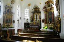 Ple, Wallfahrtskapelle zum Hl. Kreuz mit Statuen von Ignaz Waibl, 
Landkreis Unterallgu (16.04.2011)
