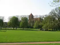 Grevesm�hlen [MV]; einen Blick �ber die B�rgerwiese zur St.-Nikolai-Kirche, 21.04.2011