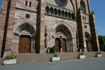 Oberehnheim(Obernai) im Elsa, die Eingangsfassade der neugotischen St.Peter und Paul Kirche, Mai 2011