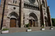 Oberehnheim(Obernai) im Elsa�, die Eingangsfassade der neugotischen St.Peter und Paul Kirche, Mai 2011