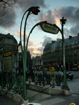 Der nostalige 'Bouche de M�tro' (w�rtlich �bersetzt - Mund der Untergrundbahn) - also  der M�troeingang der Station St-Michel im bunten D�mmerlicht am Abend des 18. M�rz 2007