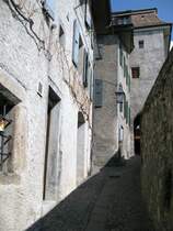 Zwischen See und Rebbergen bleibt wenig Platz.
Die Wege im Weindorf St-Saphorin sind schmal.