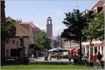 Blick durch die Carl-Schurz-Strae in Spandau von der St.-Nikolai-Kirche in Richtung Rathaus Spandau, dessen Turm im Hintergrund zu sehen ist. 05.07.2011