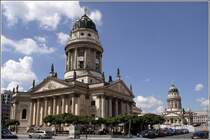 Der Gendarmenmarkt mit dem Deutschen Dom (im Vordergrund) und dem Franzsischen Dom gehrt zu den eindrucksvollsten Pltzen Berlins. 05.07.2011