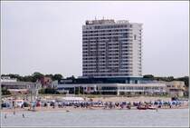 Das Hotel Neptun in Rostock-Warnemnde blickt im Jahr 2011 auf eine 40-jhrige Geschichte zurck. Aus diesem Anlass wurden 40 Balkone mit 40 Augenpaaren versehen. 15.06.2011