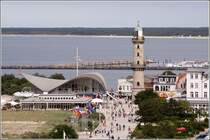 Die Wahrzeichen von Warnemnde: der Leuchtturm und der  Teepott , unter dessen geschwungenem Dach mehrere Restaurants u.a. zu finden sind. 15.06.2011