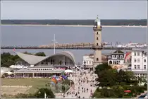 Die Wahrzeichen von Warnem�nde: der Leuchtturm und der  Teepott , unter dessen geschwungenem Dach mehrere Restaurants u.a. zu finden sind. 15.06.2011