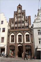 Rostock, dieses schne Giebelhaus in der Krpeliner Strae beherbergt die Stadtbibliothek. 16.06.2011