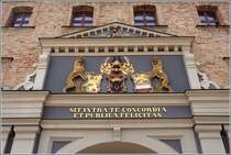 Die Stadtseite des Steintores in Rostock ist reich geschmckt. Der lateinische Spruch ber dem Torbogen lautet - so Wikipedia - bersetzt: In deinen Mauern herrsche Eintracht und ffentliches Wohlergehen. 16.06.2011