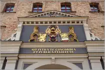 Die Stadtseite des Steintores in Rostock ist reich geschm�ckt. Der lateinische Spruch �ber dem Torbogen lautet - so Wikipedia - �bersetzt: In deinen Mauern herrsche Eintracht und �ffentliches Wohlergehen. 16.06.2011