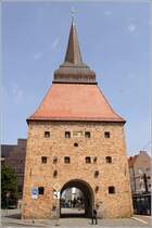 Das Steintor in Rostock wurde in den Jahren 1574 bis 1577 gemeinsam mit weiteren Befestigungsbauten errichtet. Die sogenannte Feldseite ist mit Ausnahme des Wappens schmucklos. 16.06.2011