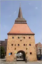 Das Steintor in Rostock wurde in den Jahren 1574 bis 1577 gemeinsam mit weiteren Befestigungsbauten errichtet. Die sogenannte Feldseite ist mit Ausnahme des Wappens schmucklos. 16.06.2011