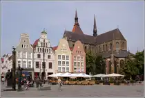Rostock, Giebelh�user am Neuen Markt und die St. Marienkirche. 16.06.2011