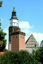 Hauptkirche St. Marien in Kamenz, welche auch aufgrund ihrer Hochlage als alles �berragendes Wahrzeichen der Stadt gilt. Im Vordergrund zu sehen ist der Rote Turm, welcher damals Bestandteil der ehemaligen Stadtmauer war.(Aufnahme vom 01.07.2011)
