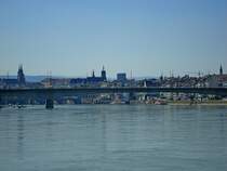 Basel, die 1965-67 erbaute Johanniterstraenbrcke, dahinter die Stadt Basel, Juli 2010 