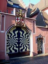 Freiburg im Breisgau, das Eingangstor zum  Haus zur Rose  am Kartoffelmarkt, 1908 neu errichte auf dem Boden des ehemaligen Frauenklosters Santa Clara, April 2010