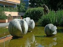 Freiburg im Breisgau, die  Gespaltenen Welten  aus Marmor, vom Knstler van Look, stehen seit den 1970er Jahren im damals neu aufgebauten Stadtteil Landwasser, Juli 2011