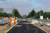 28.07.2011: Was wie der Bau einer Strae aussieht, ist in Wahrheit der Bau der neuen Karlsruher Straenbahn Sdost von der Baumeisterstrae zur Tullastrae. Ab September 2011 wird hier in der Ludwig-Erhard-Allee Karlsruhe die Straenbahn fahren. Das Bild entstand legal an einem zugnglichen Fugnerberweg vor dem Bauzaun.