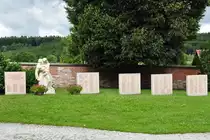Gedenkst�tte f�r die  Gefallenen Zweier Weltkriege , auf dem Gel�nde der Pfarrkirche St. Verena in Rot a.d. Rot - 18.07.2011
