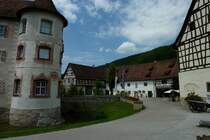 Wasserschlo Glatt, Blick in den Innenhof mit den ehemaligen Wirtschaftsgebuden, Juli 2011