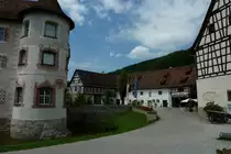 Wasserschlo� Glatt, Blick in den Innenhof mit den ehemaligen Wirtschaftsgeb�uden, Juli 2011