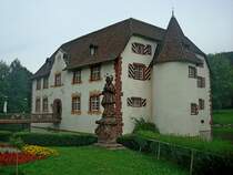 Wasserschlo Inzlingen im Landkreis Lrrach, Vorderseite mit Eingangsbereich, erste urkundliche Erwhnung von 1511, die barocke Umgestaltung erfolgte von 1674-1745, Juli 2011